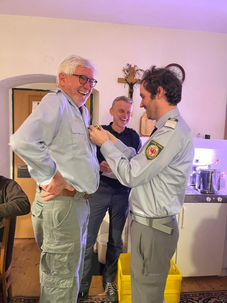 Übergabe des Ehrenabzeichens an Josef Puelacher